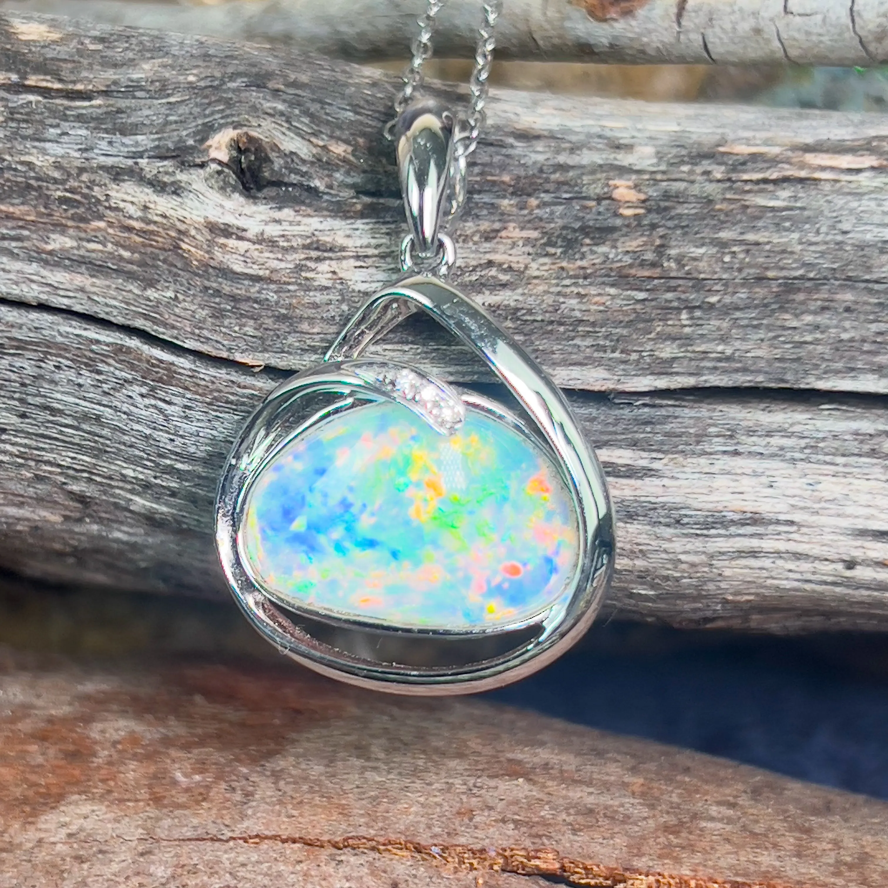 18kt White Gold pendant with one 2.3ct Crystal Opal