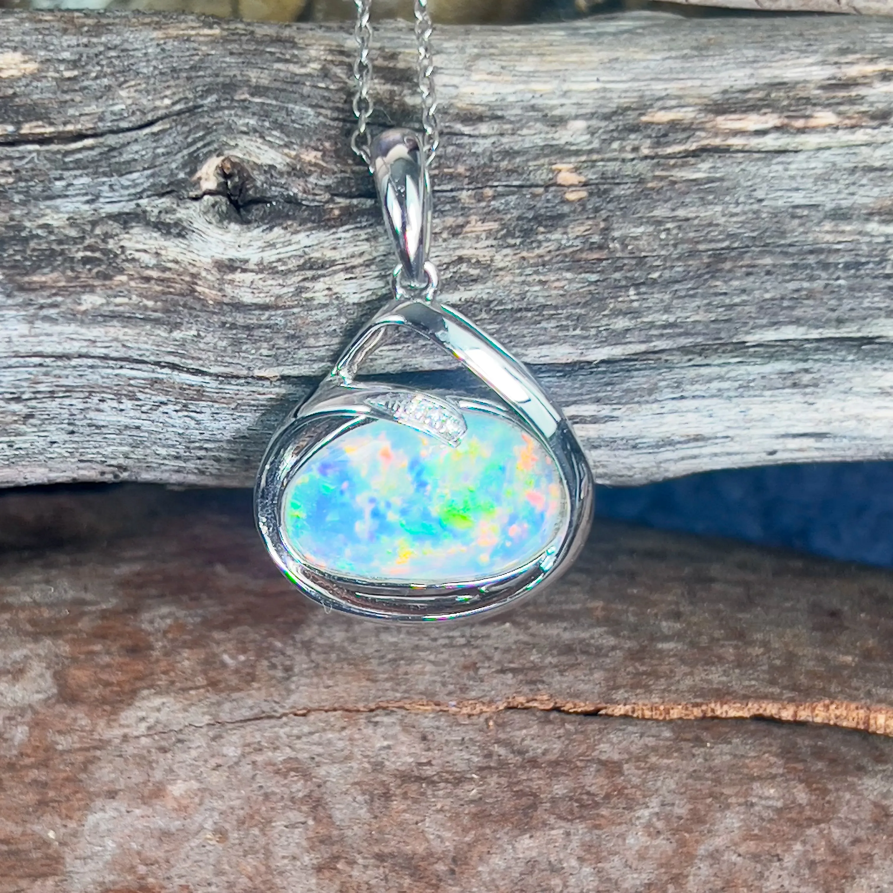 18kt White Gold pendant with one 2.3ct Crystal Opal