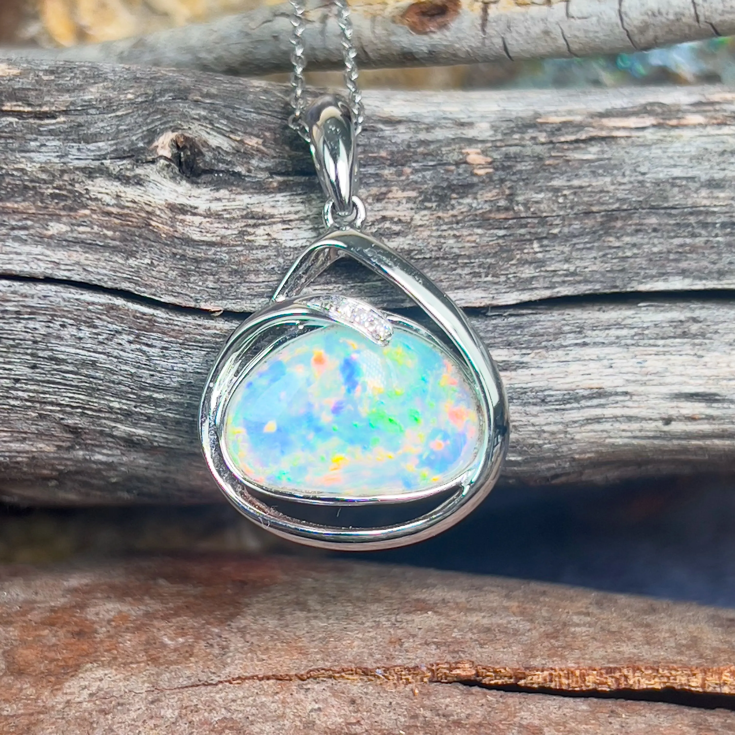 18kt White Gold pendant with one 2.3ct Crystal Opal