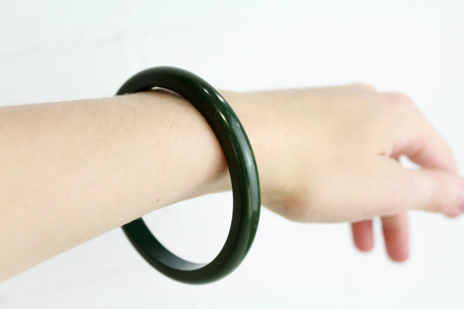 1940s Bakelite Carved Green Bangle Bracelet