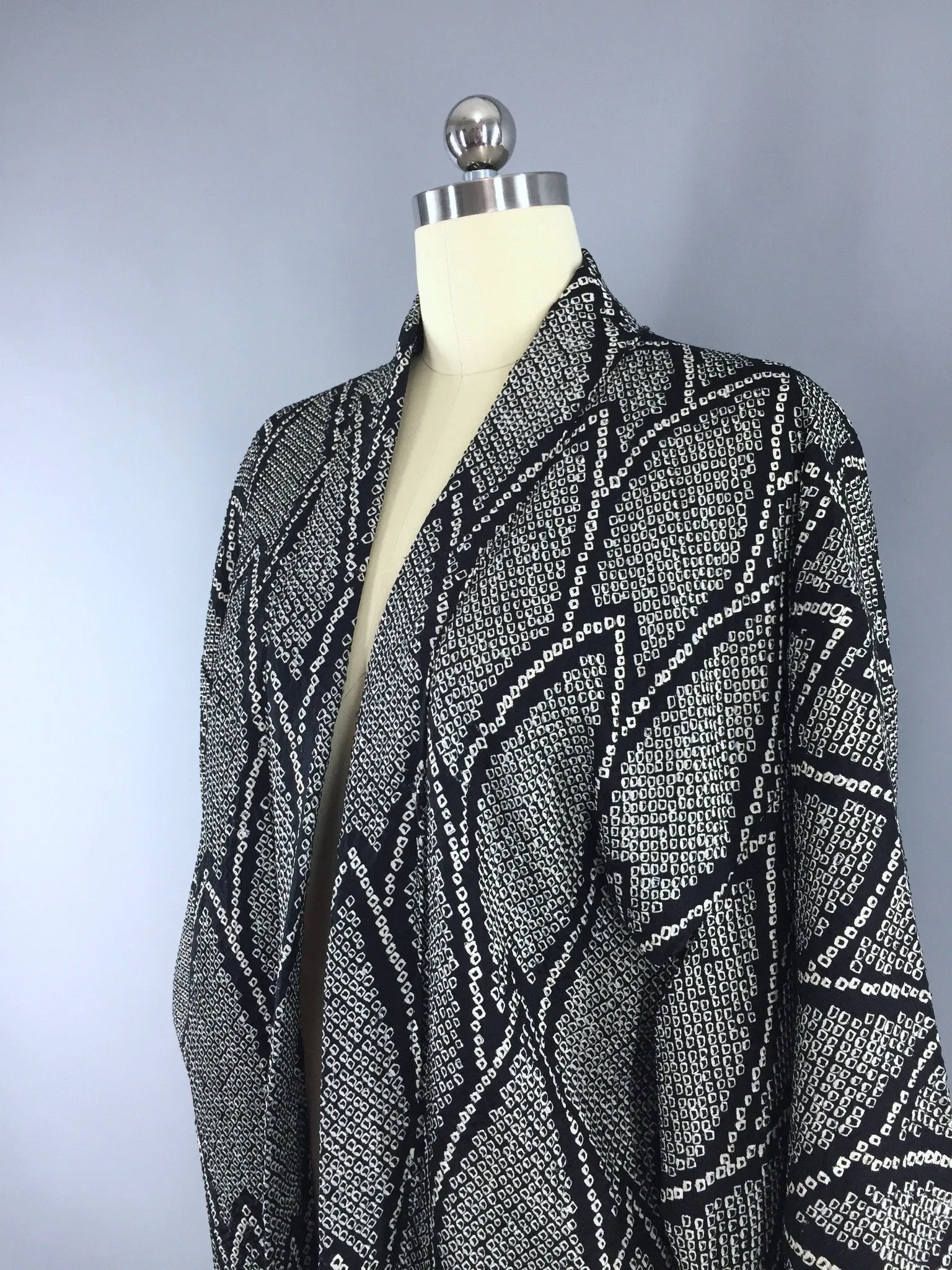 1950s Vintage Silk Haori Kimono Cardigan Jacket in Black and White Shibori