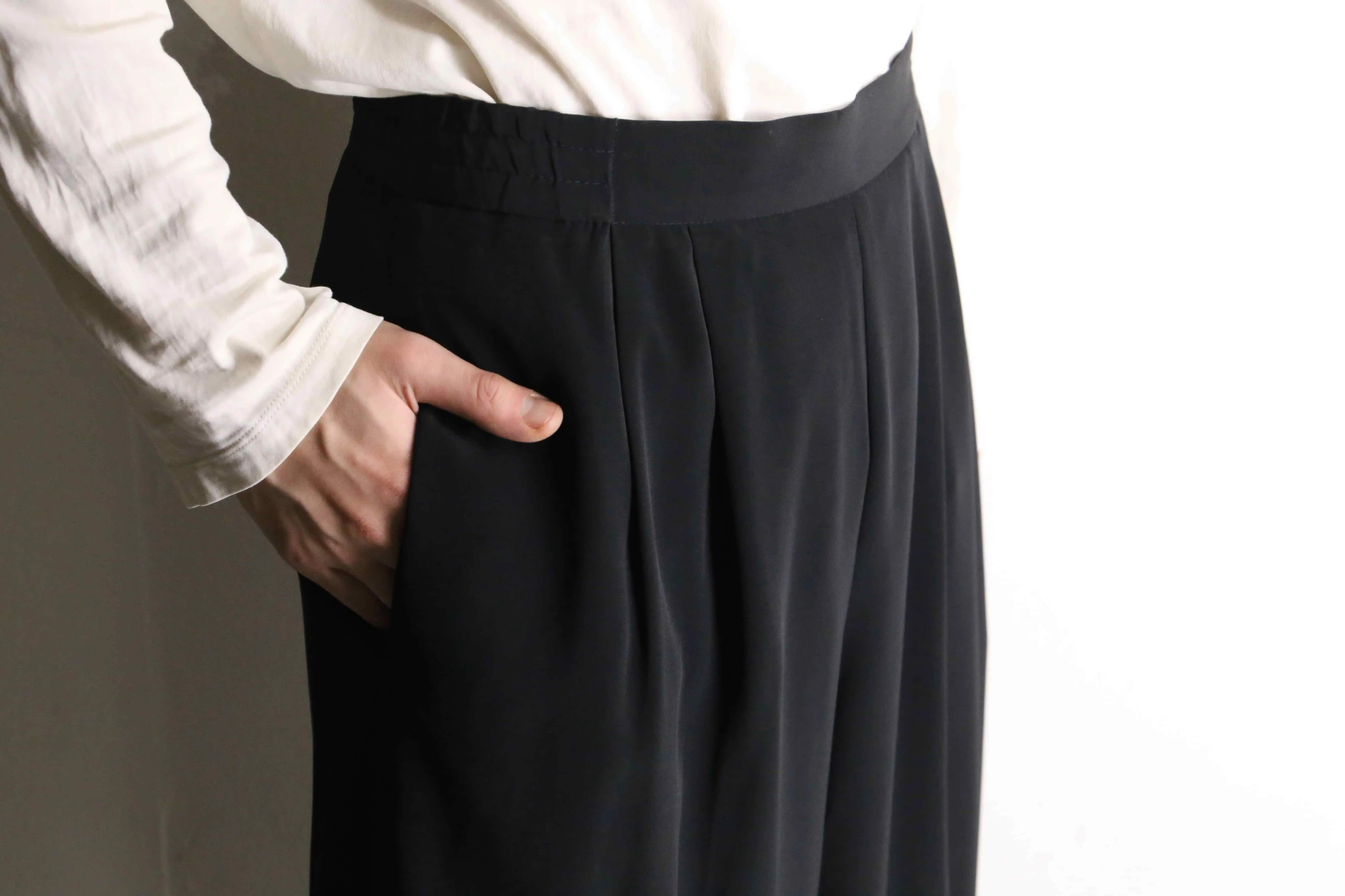 black 2-tuck easy wide slacks