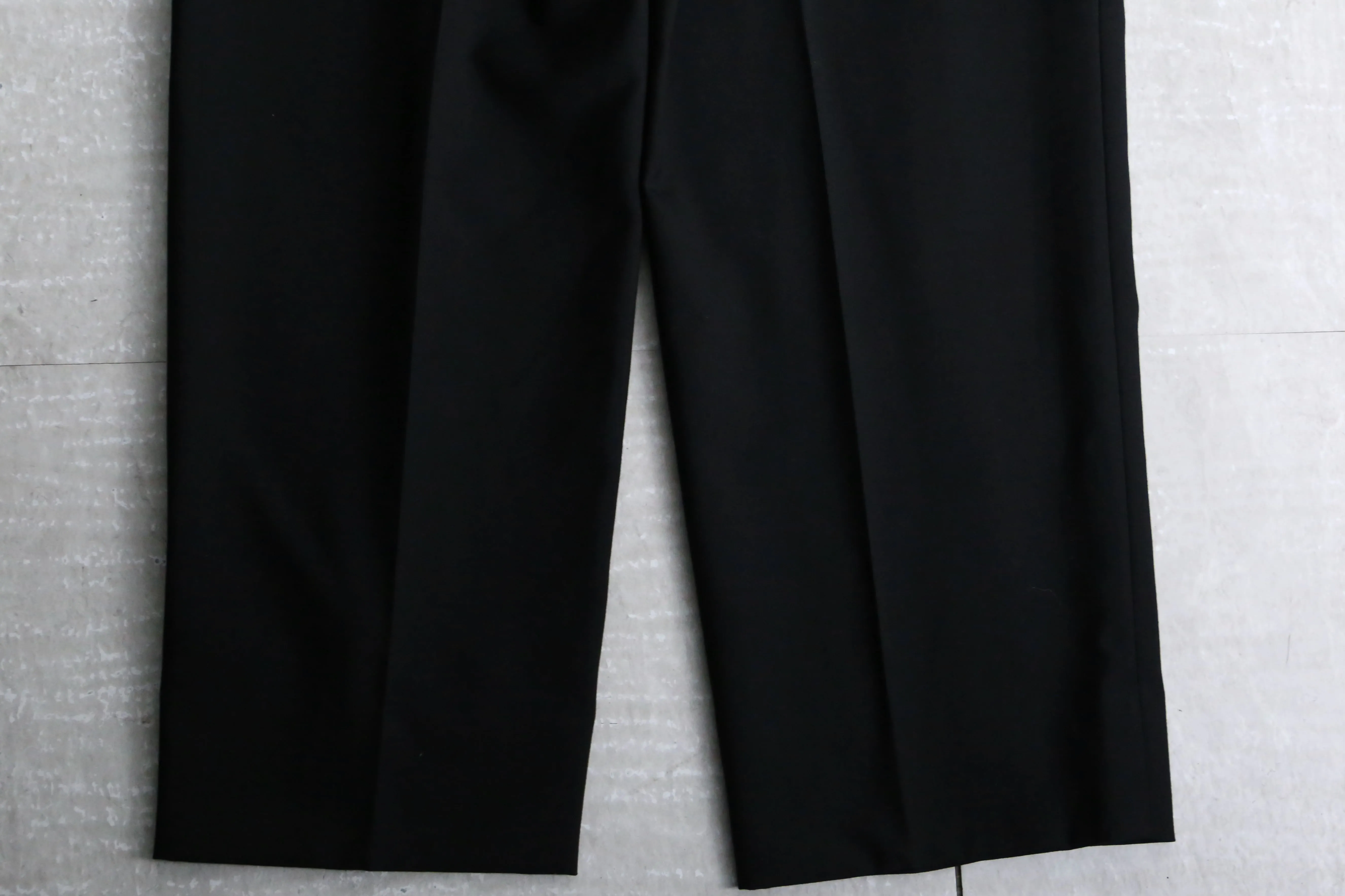 black color 2tuck wide tapered silhouette slacks