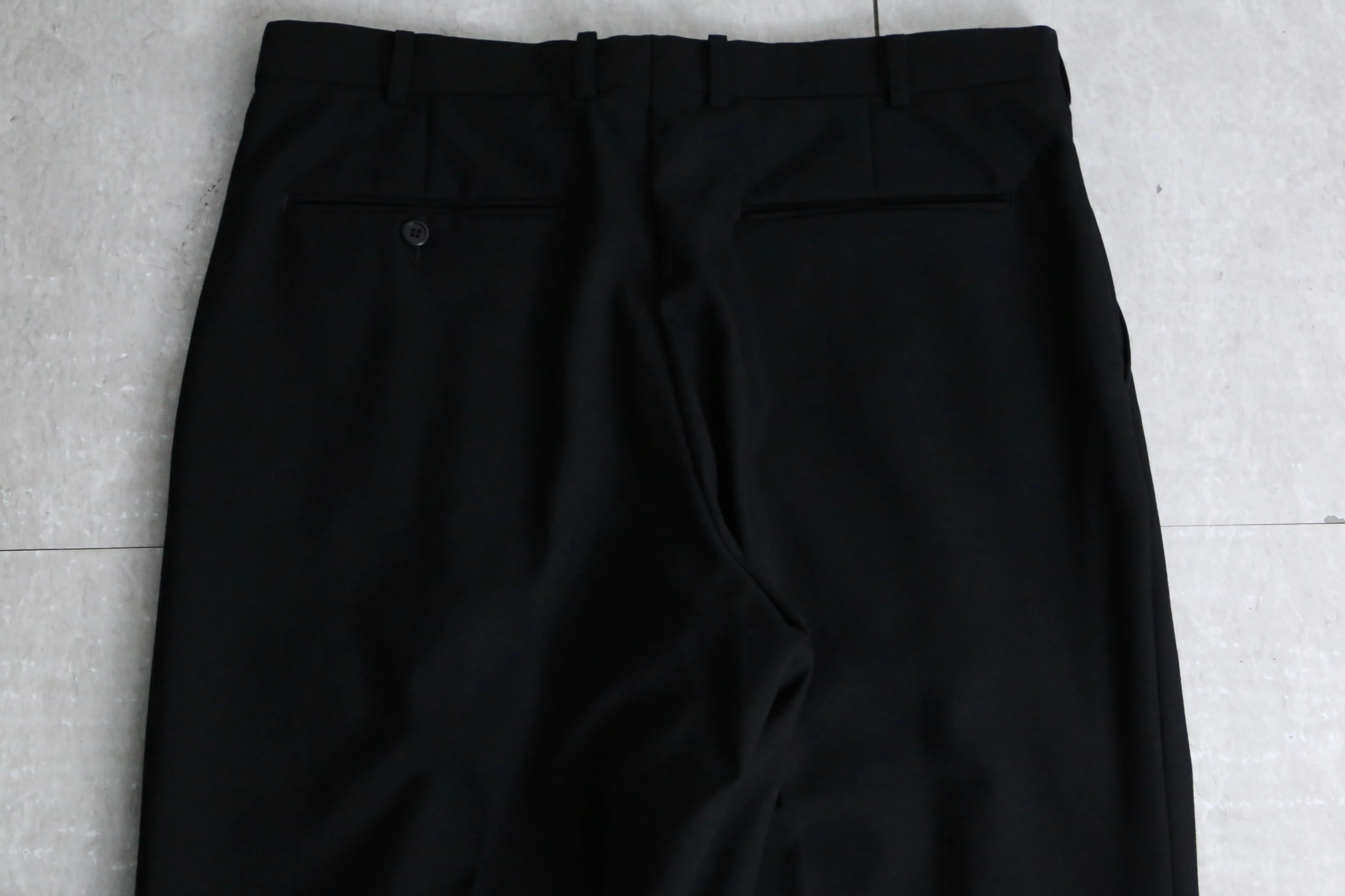 black color 2tuck wide tapered silhouette slacks