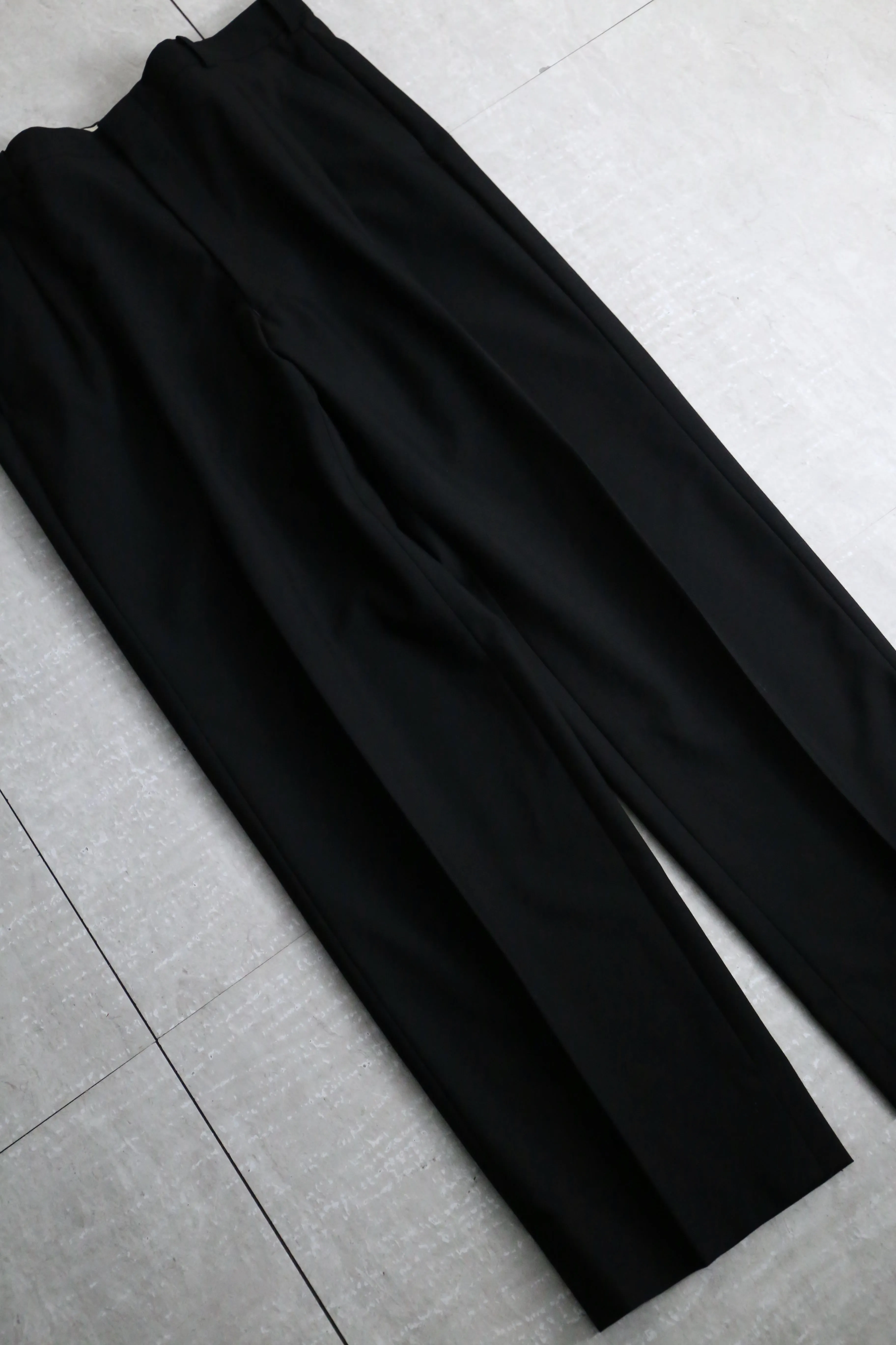 black color 2tuck wide tapered silhouette slacks