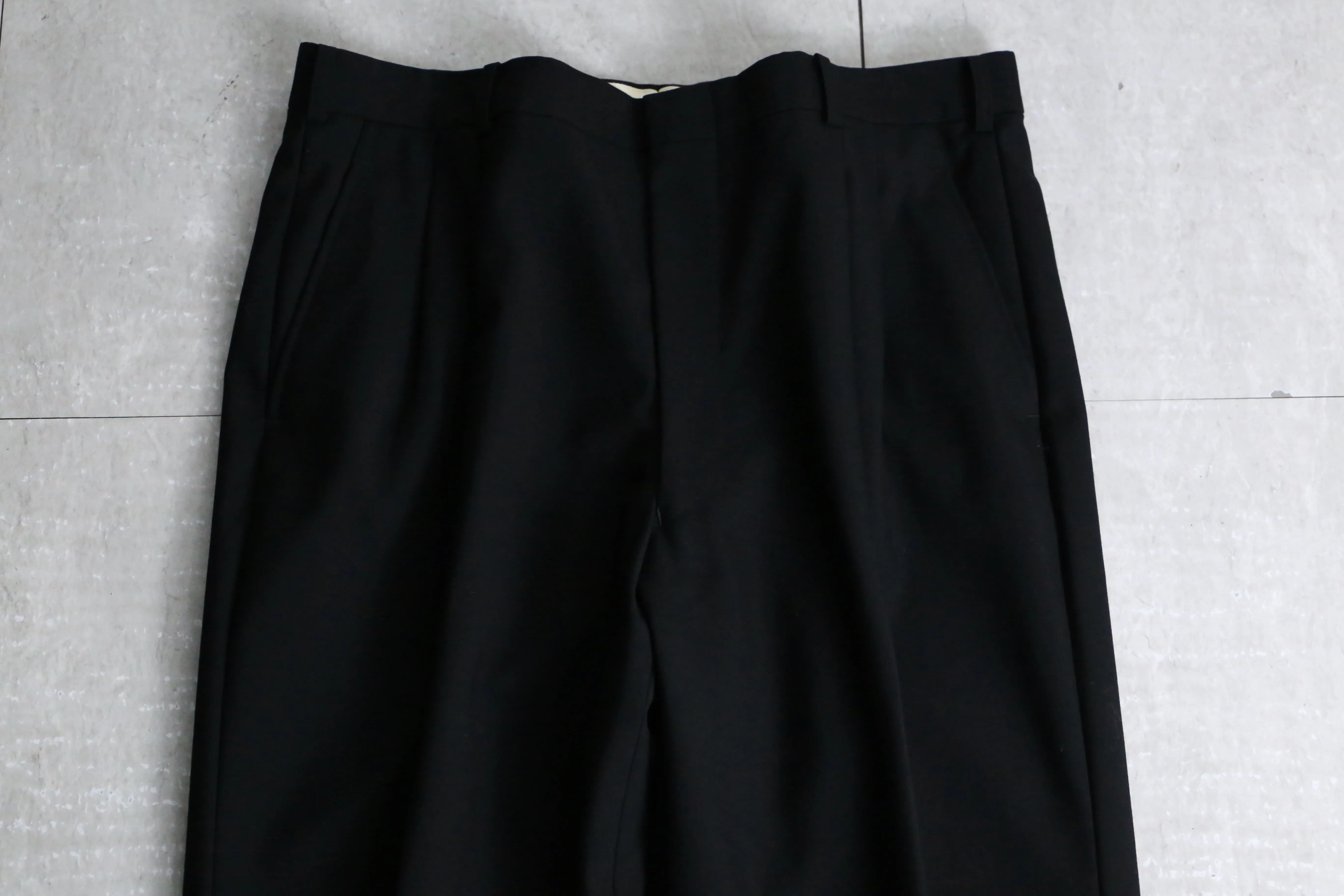 black color 2tuck wide tapered silhouette slacks