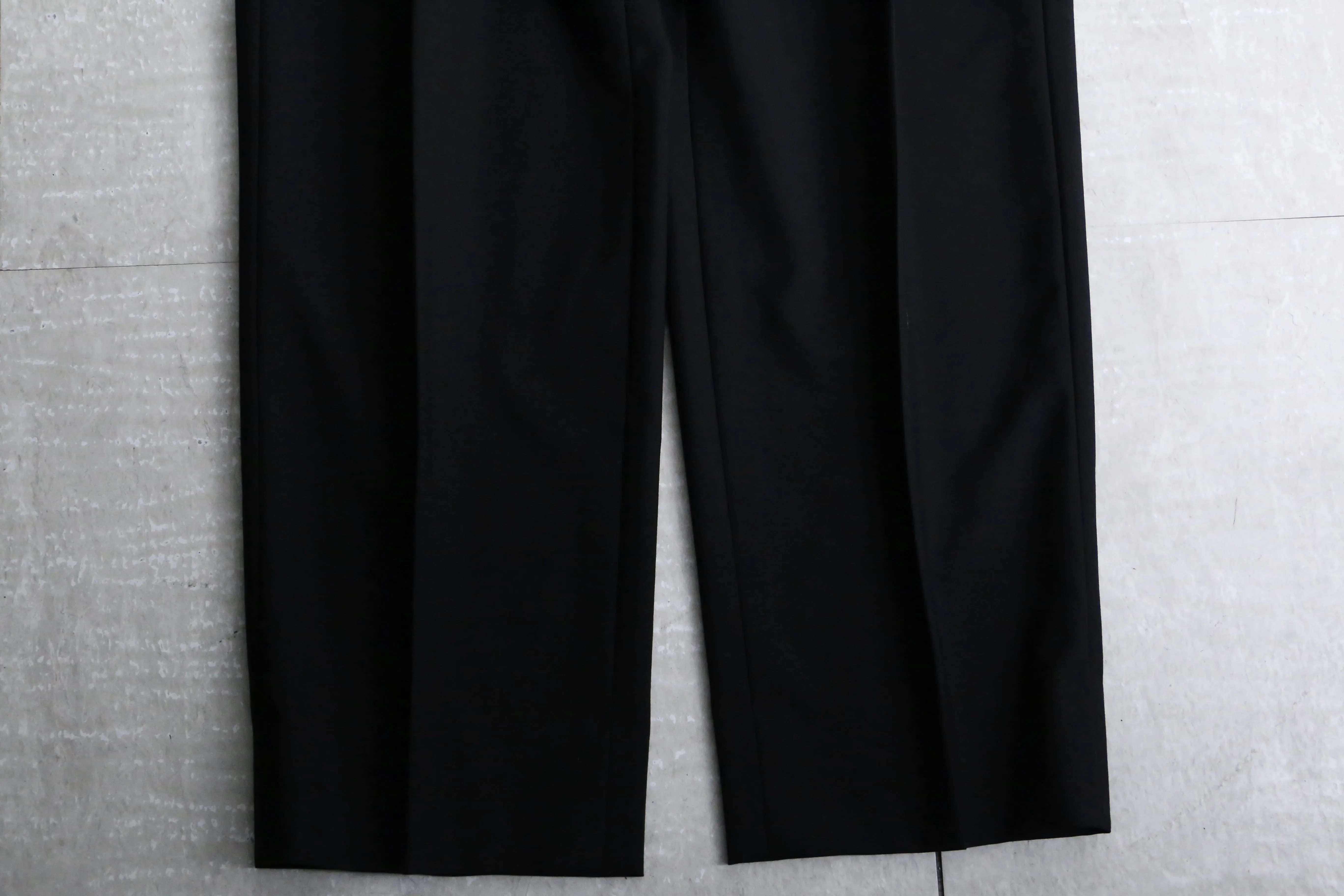 black color 2tuck wide tapered silhouette slacks