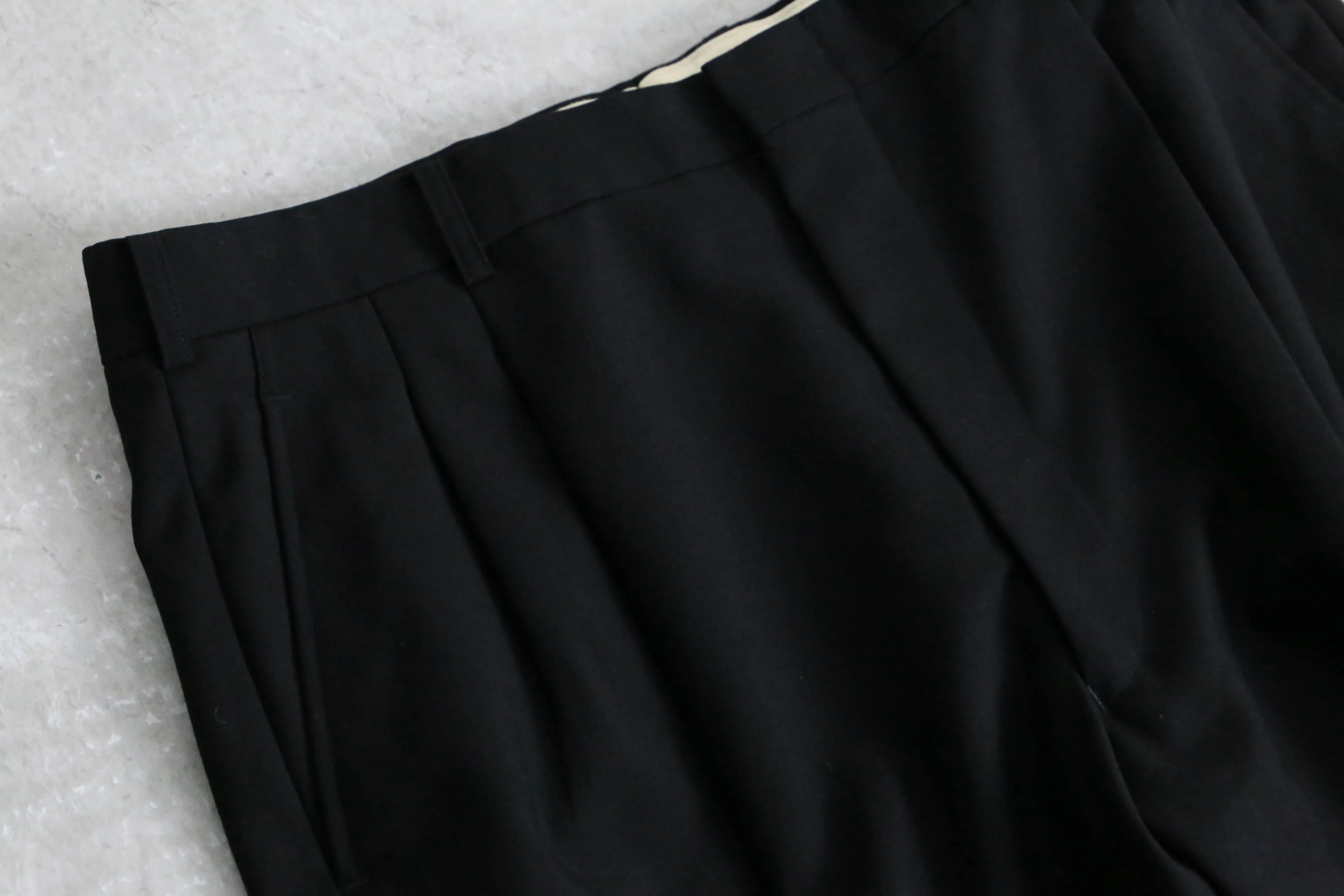 black color 2tuck wide tapered silhouette slacks