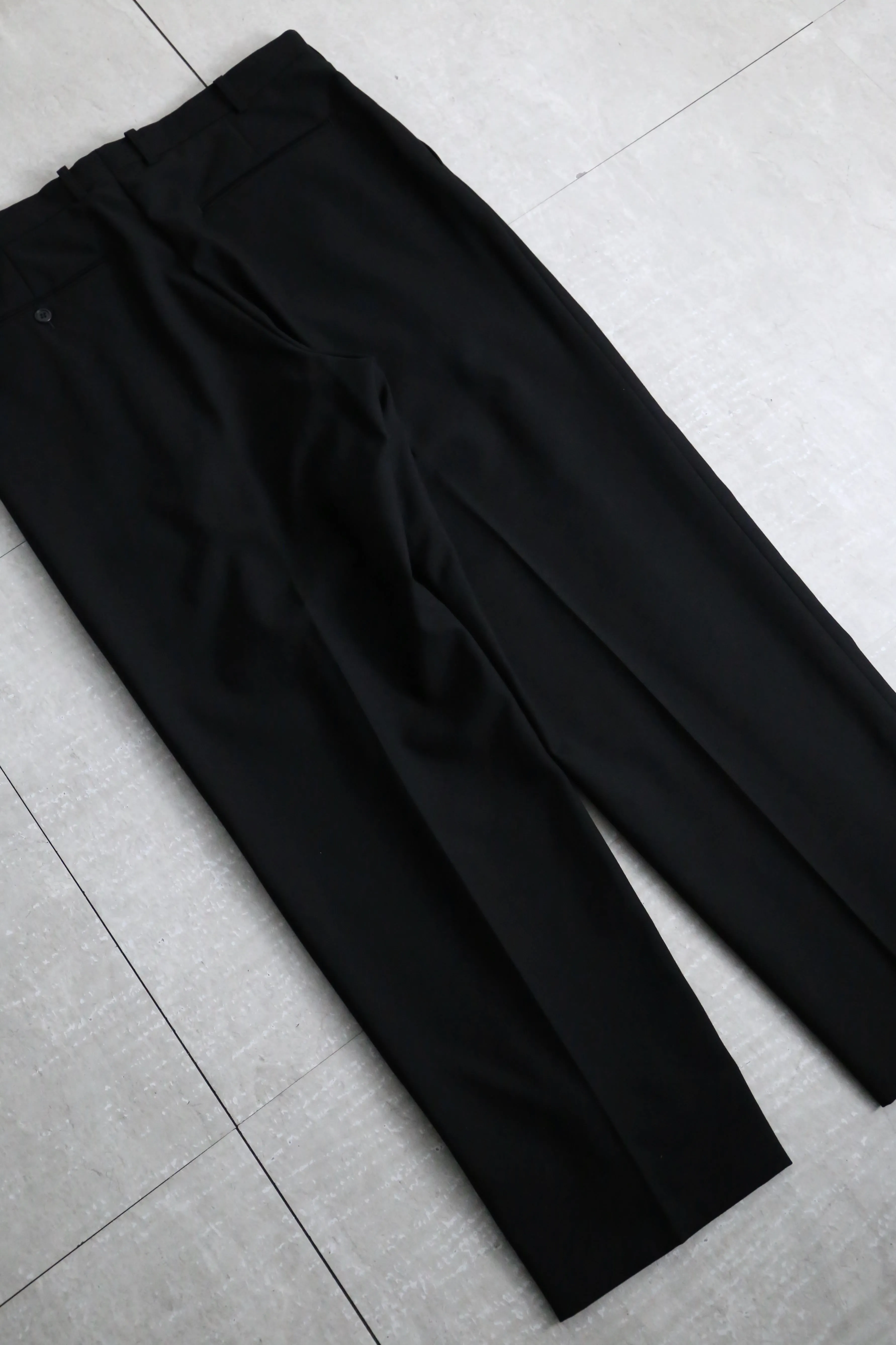 black color 2tuck wide tapered silhouette slacks