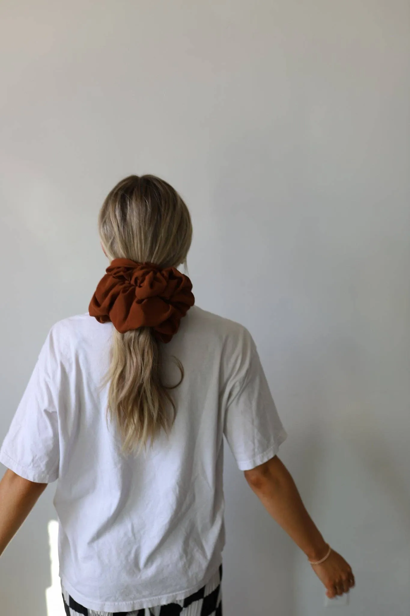 BROWN JUMBO SCRUNCHIE