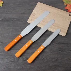 Cake spatula with wooden handle