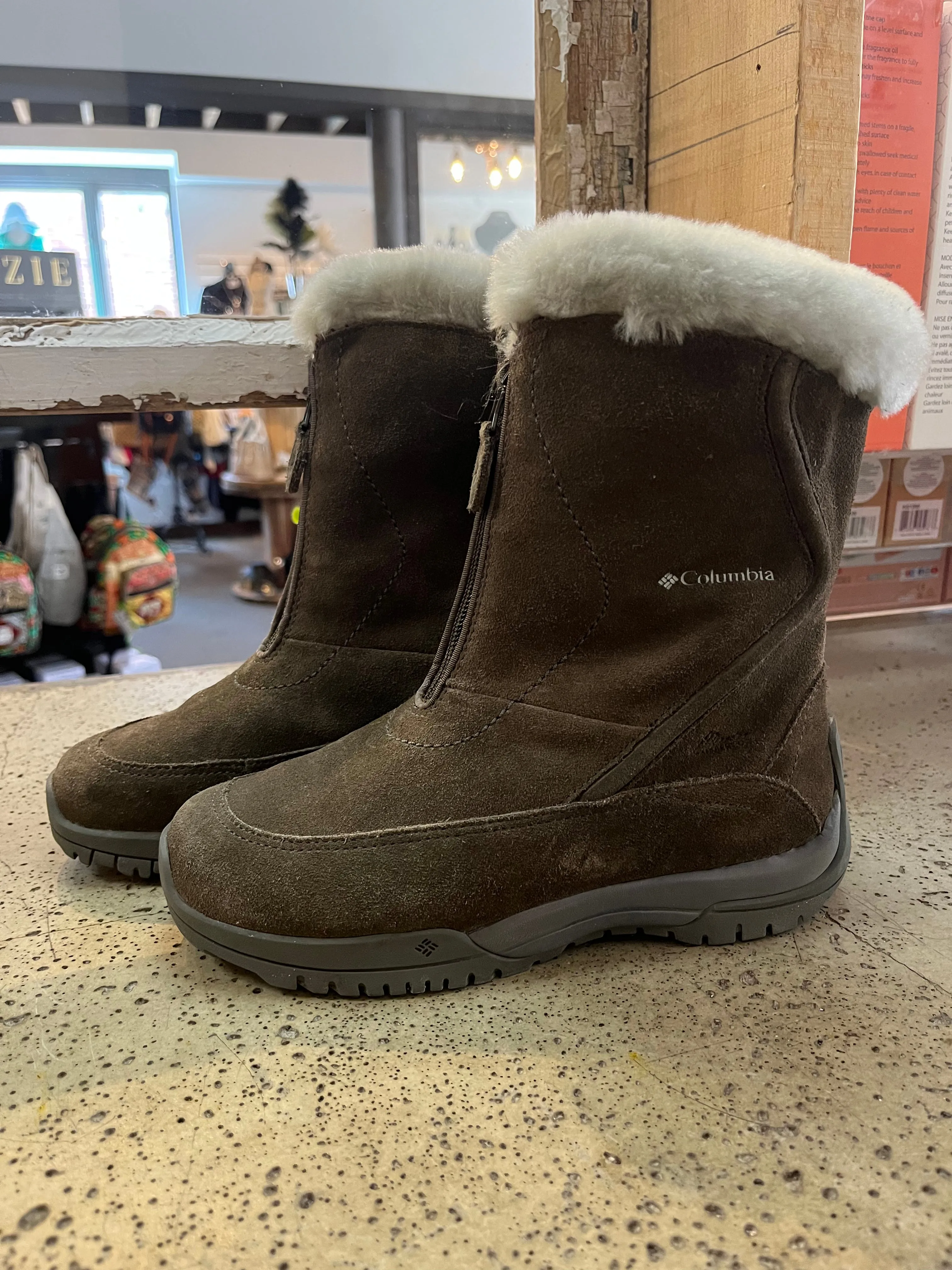 Columbia Front Zip Winter Boots (Size 6)