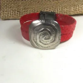 Cuff Bracelet In Red Leather With Big Focus