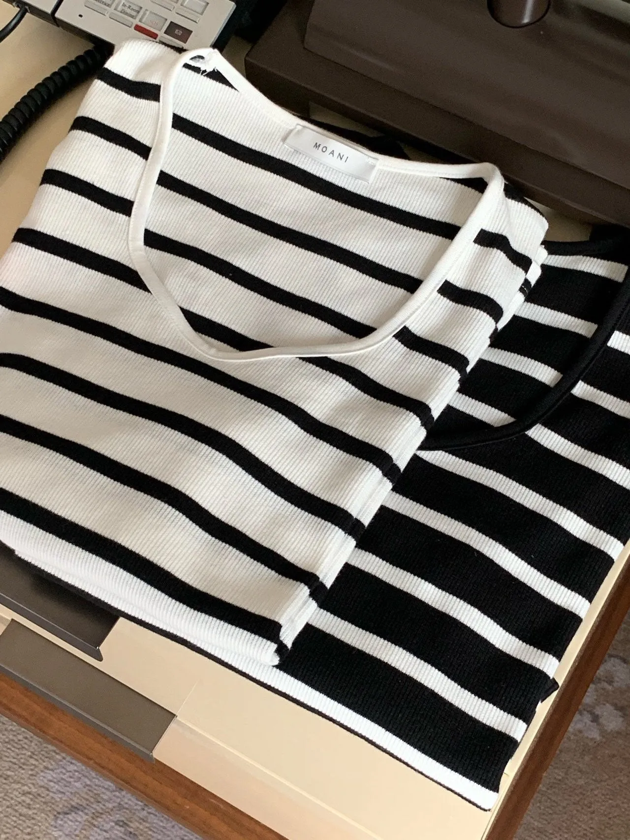 HEART NECK STRIPE T-SHIRT