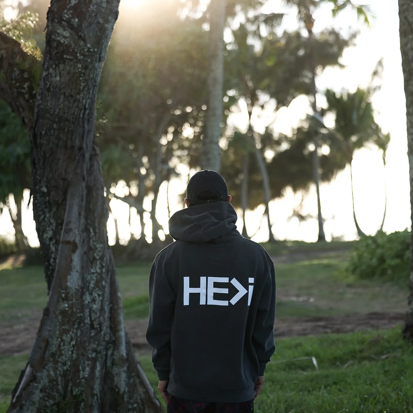 LOGO PULLOVER HOODIE IN PIGMENT BLACK