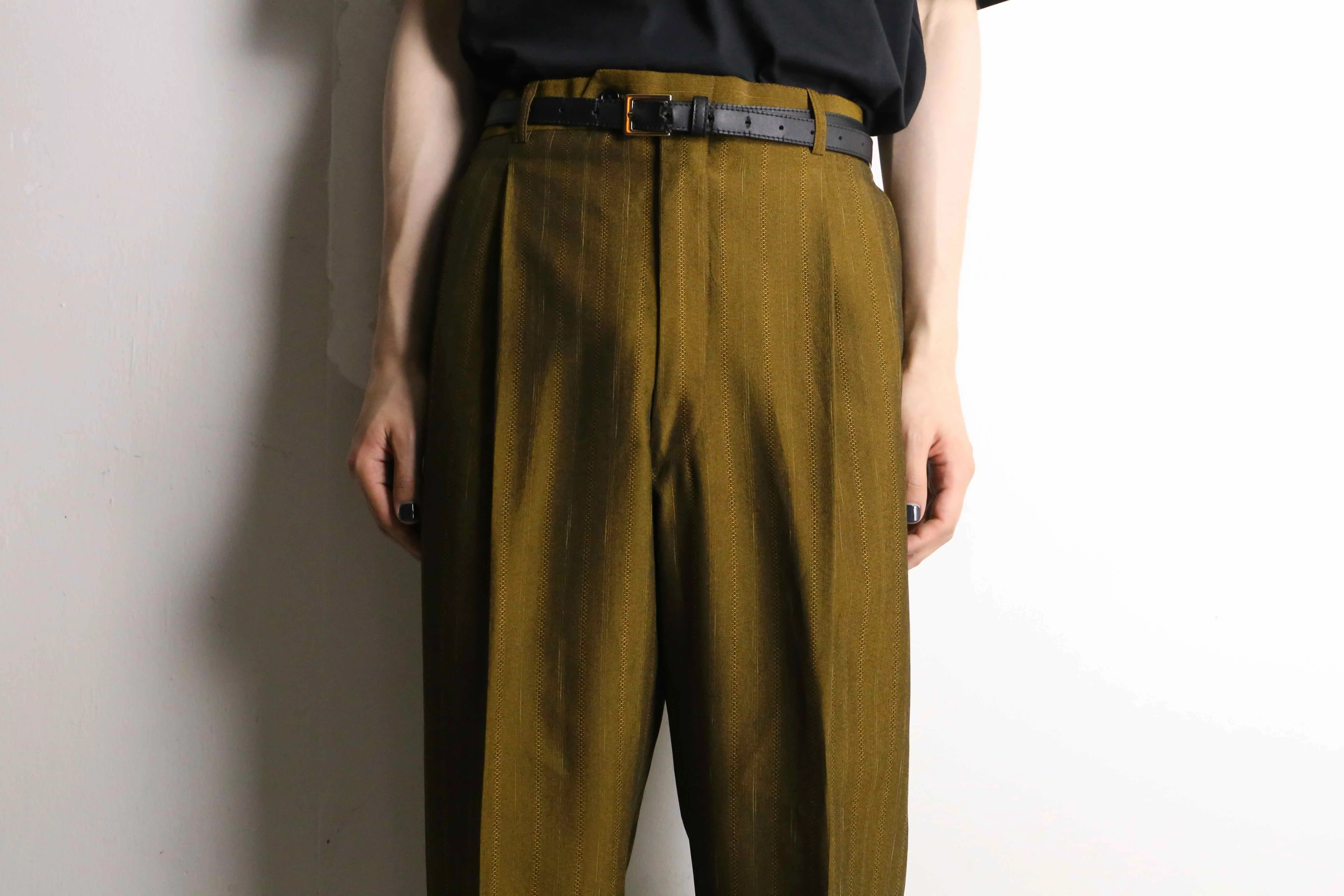 mustard yellow color 2tuck satin stripe slacks