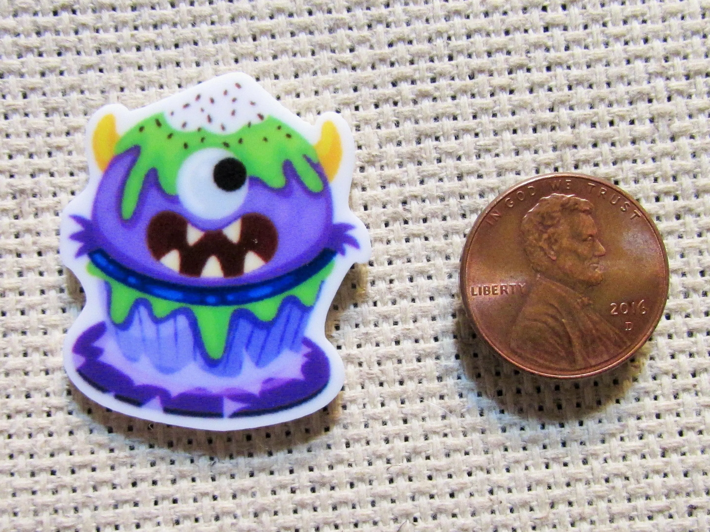 One Eyed Green Monster Cupcake Needle Minder, Cover Minder, Magnet LAST ONE!