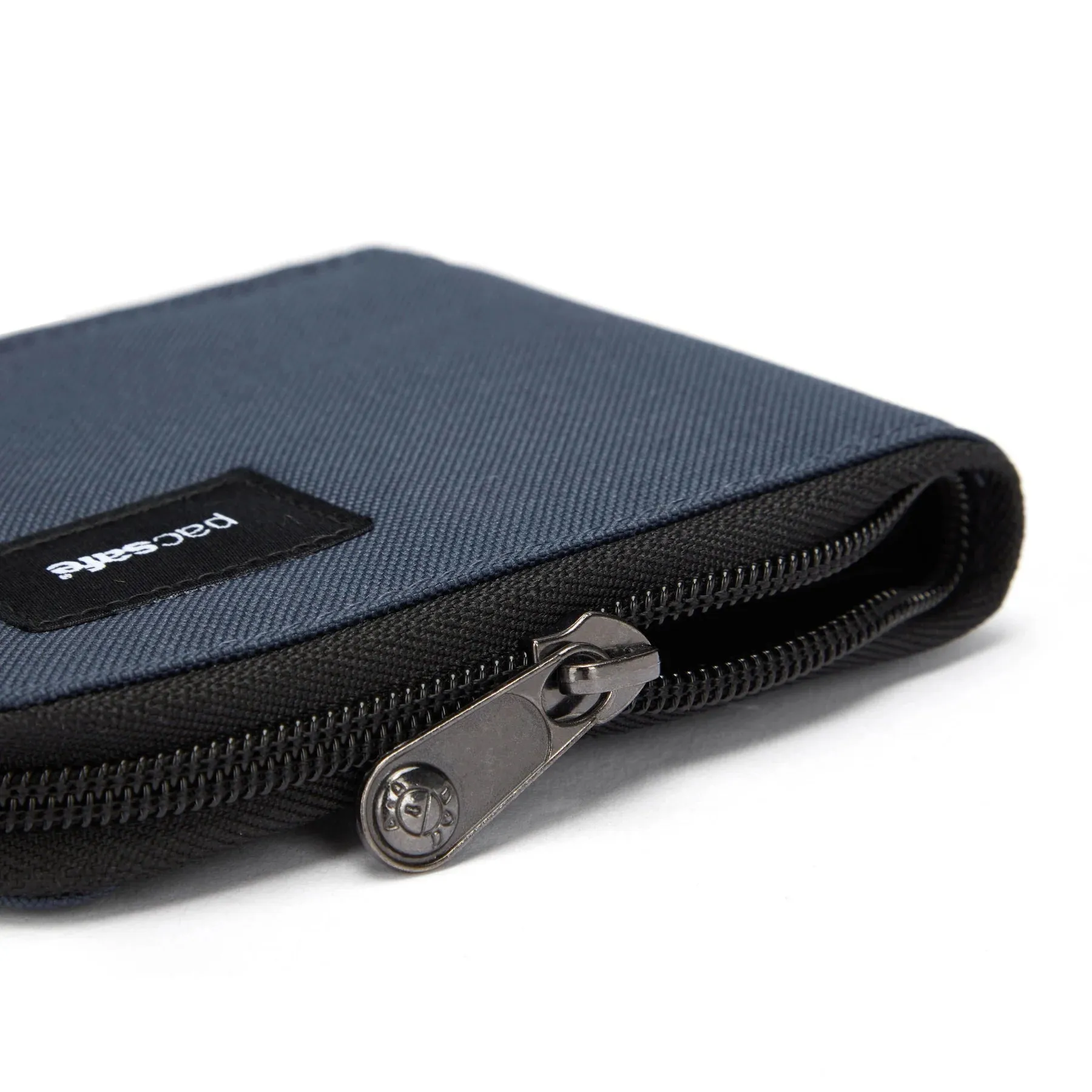 PACSAFE RFIDSAFE ZIP AROUND WALLET