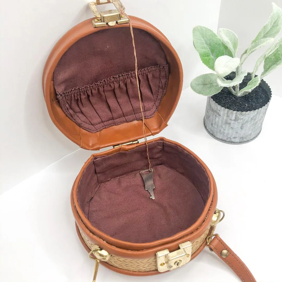 Resort Classic Mini Round Wicker and Cognac Bag