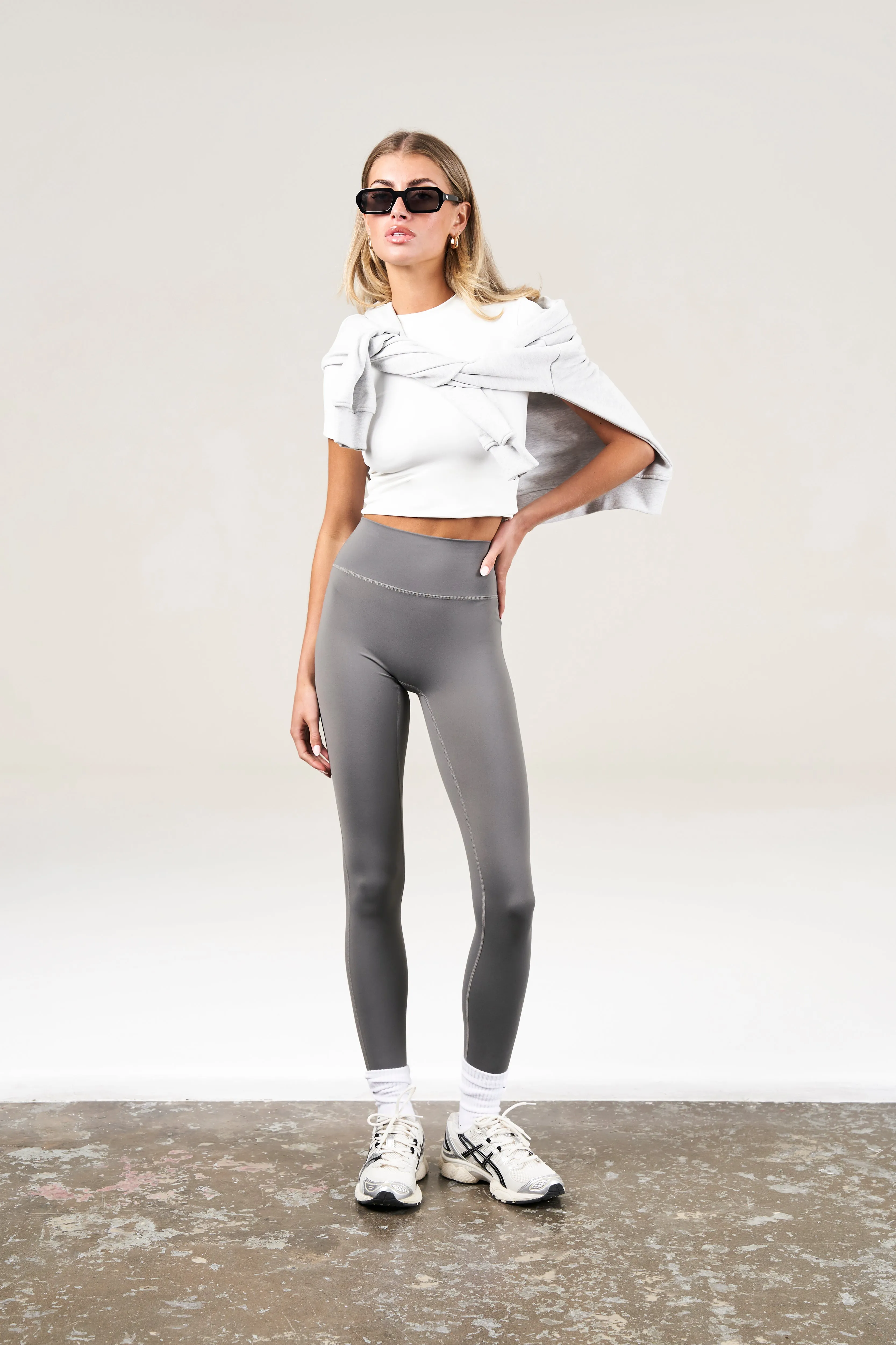 SCULPTING STRETCH EMBLEM LEGGINGS - CHARCOAL