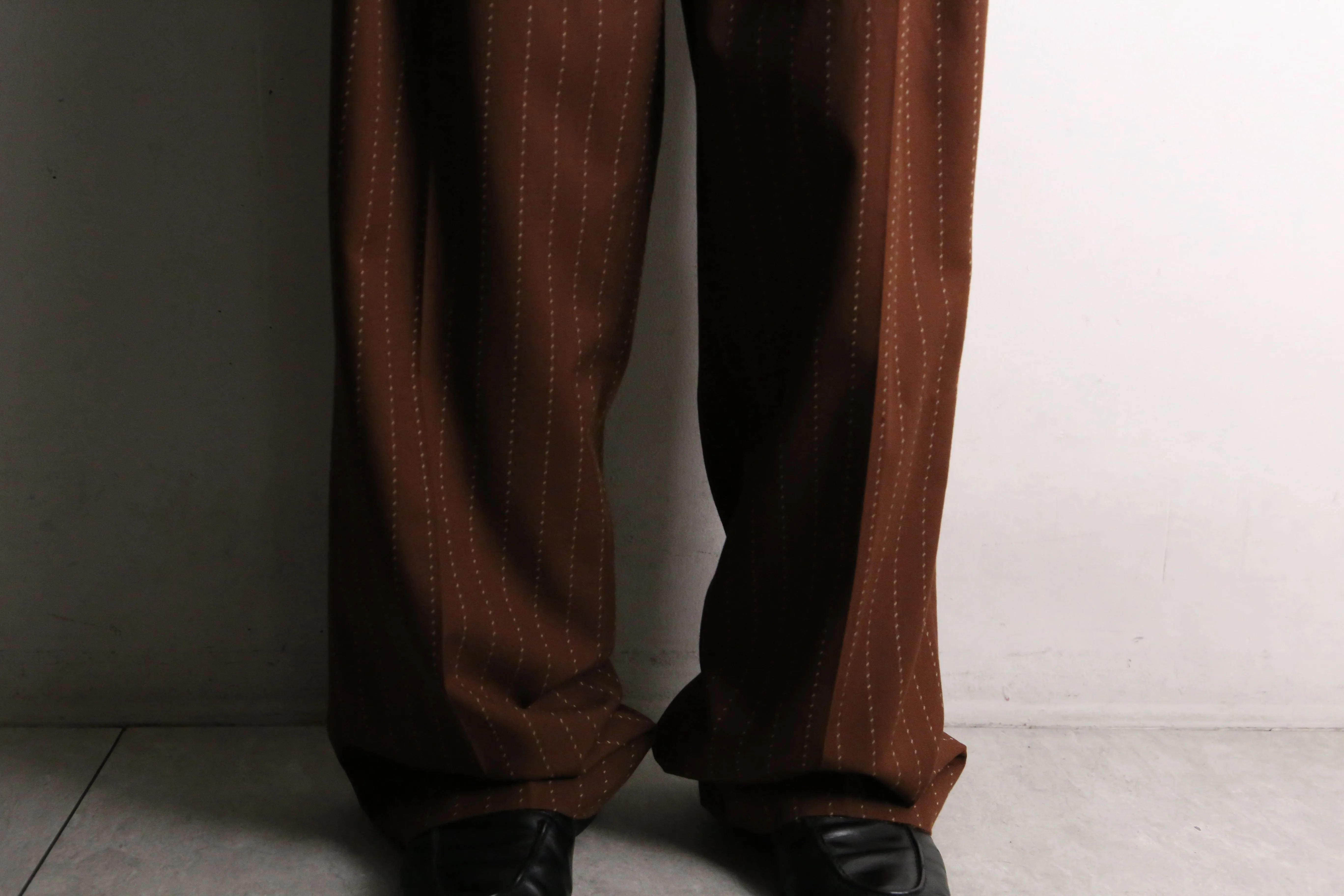 “STACY ADAMS” stripe design brown wide slacks