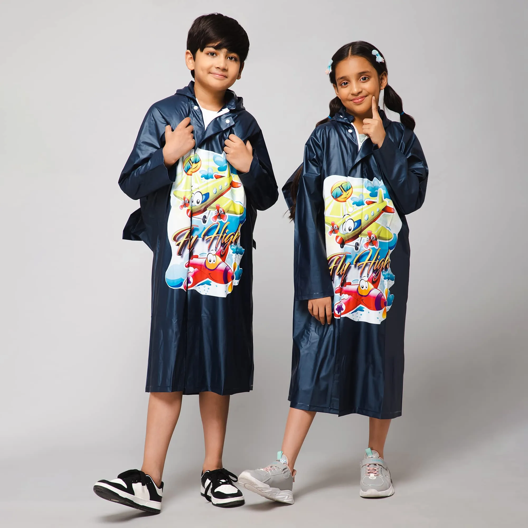 THE CLOWNFISH Toon Caper Series Kids Waterproof PVC Longcoat with Adjustable Hood & Extra Space for Backpack/Schoolbag Holding. Printed Plastic Pouch. Kid Age-5-6 years (Navy Blue)