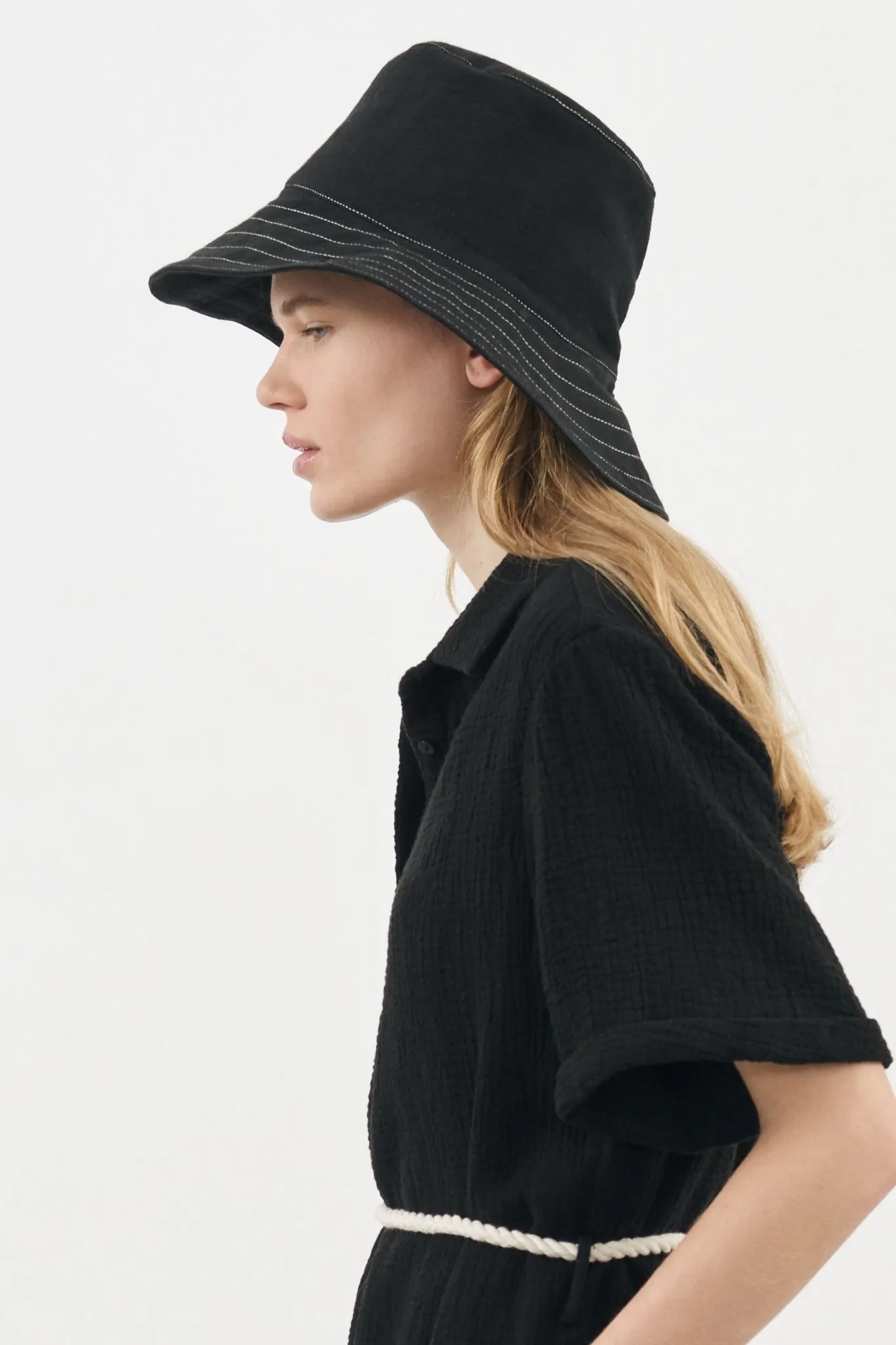 THE HAND LOOM Playa Contrast Stitch Bucket Hat