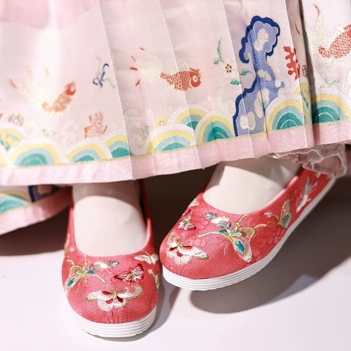 Yun Bu 云步 Hundred Butterfly Embroidered Song Ming Gong Xie Shoes