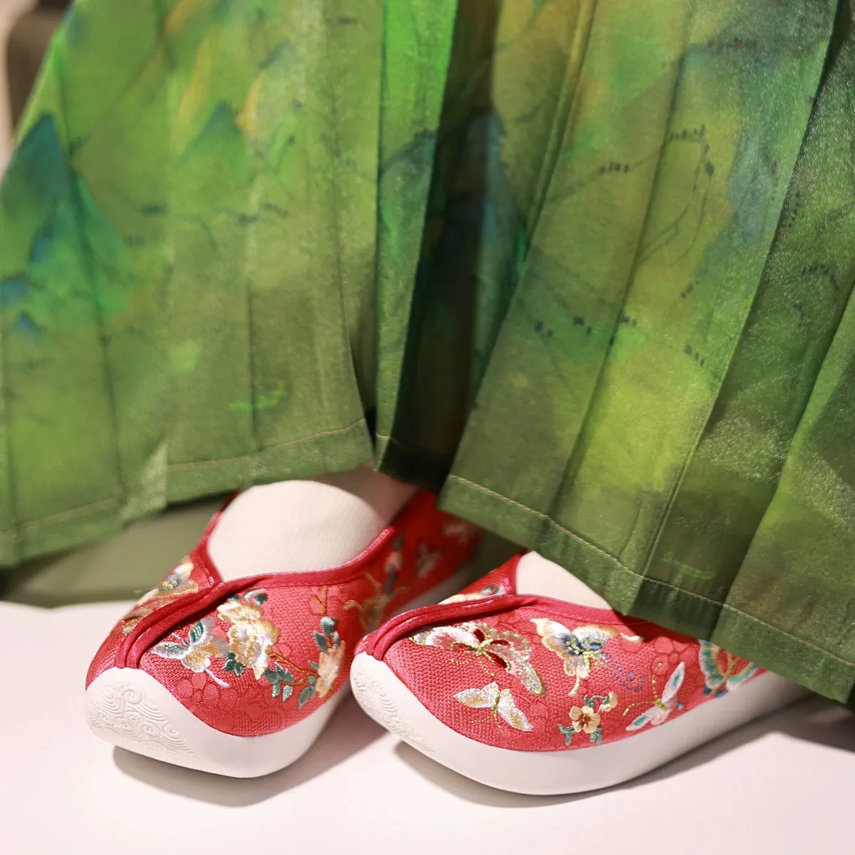 Yun Bu 云步 Hundred Butterfly Embroidered Song Ming Gong Xie Shoes